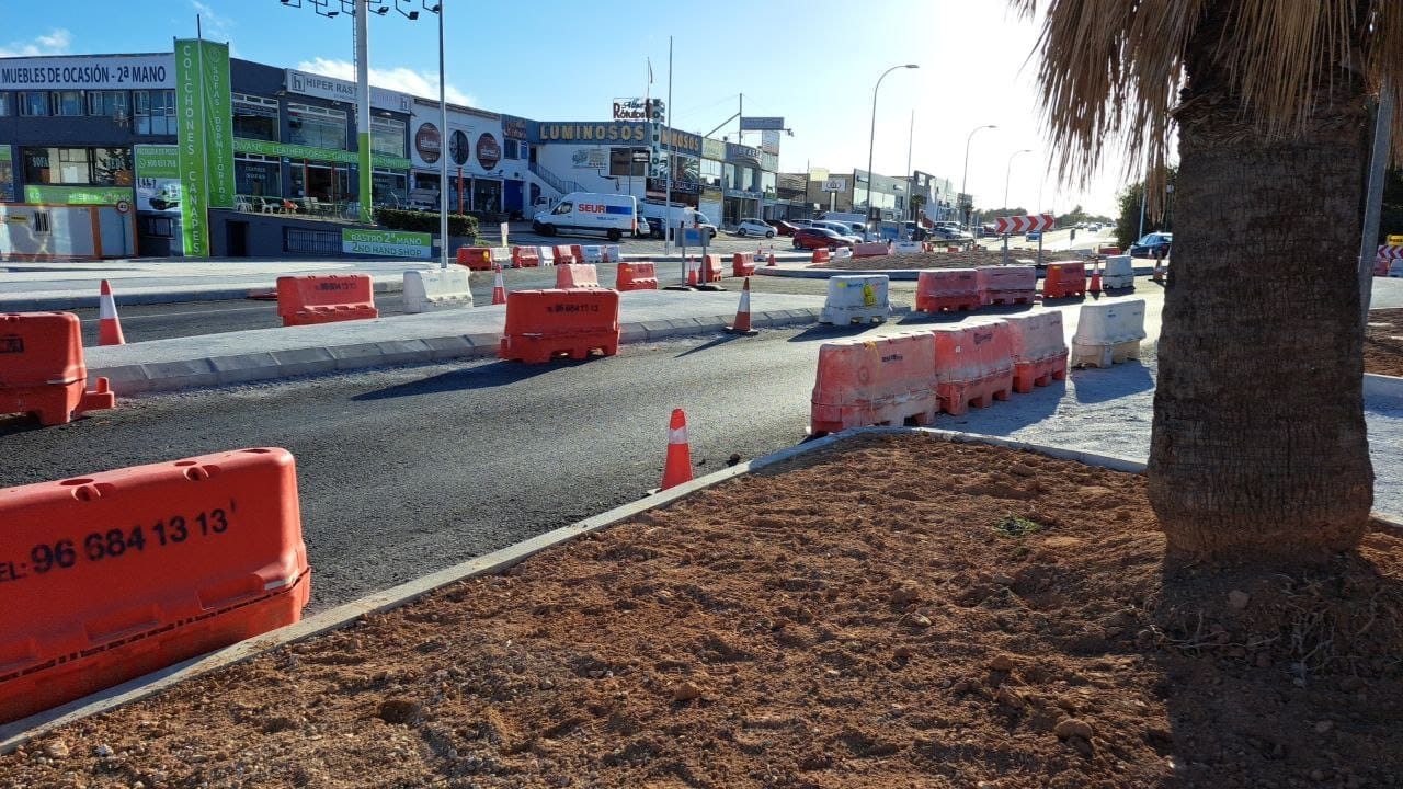 Obra en la calle para mejora de acceso a edificio tras reforma en Dénia