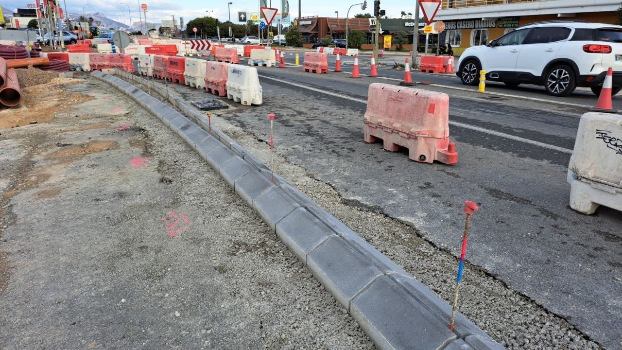 Obra en la calle para mejora de acceso a edificio tras reforma en Teulada