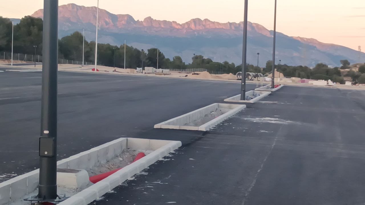 Reconstrucción de alumbrado y asfalto en parking público en Jávea