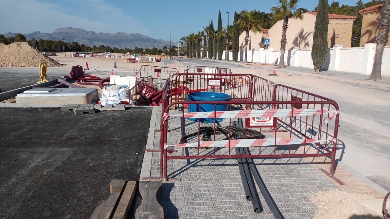 Reconstrucción de asfalto y acera en parking público en Jávea