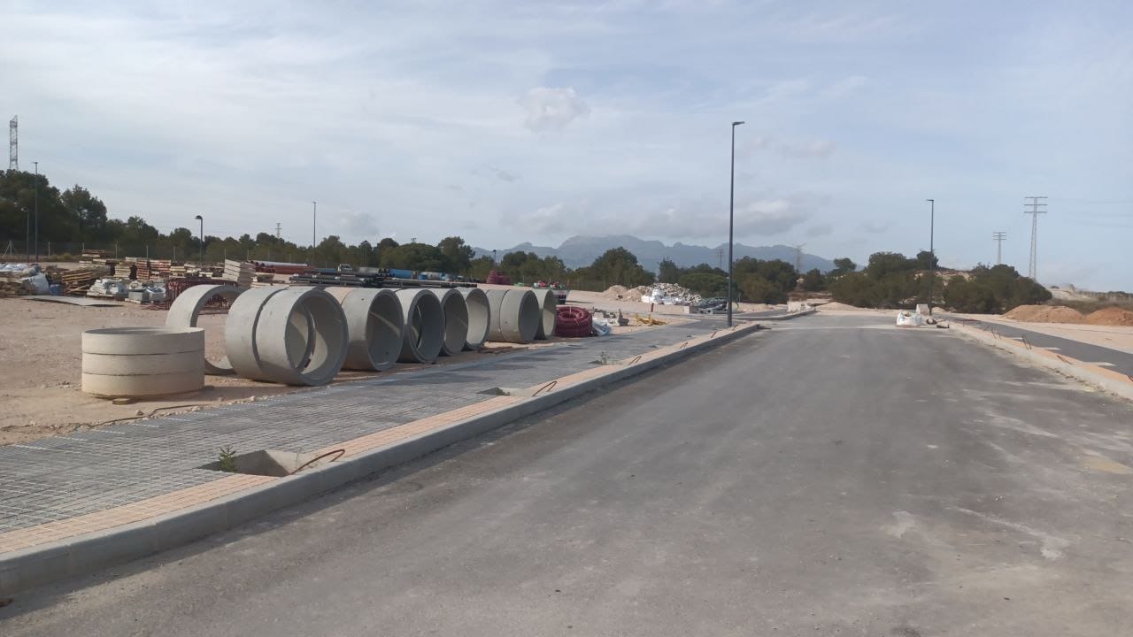 Construcción de carretera y acera públicas en Benissa