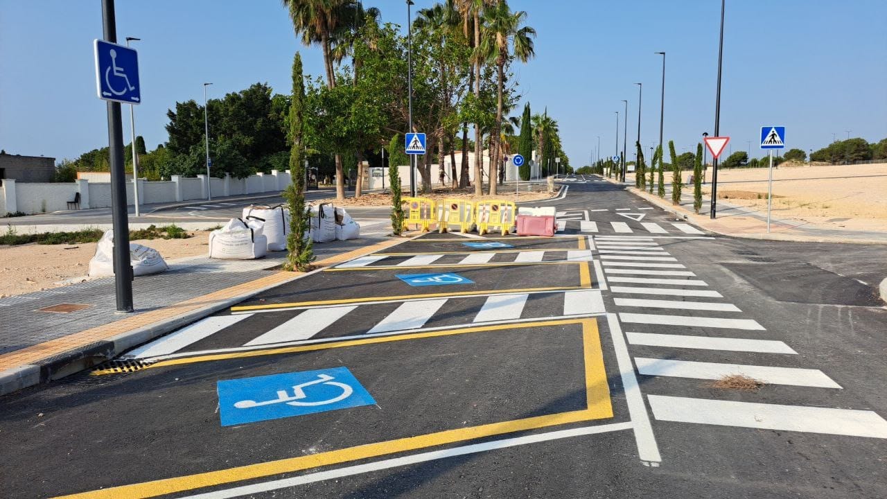 Construcción de carretera y acondicionamiento de plazas para personas de movilidad reducida en vía pública en la Marina Alta